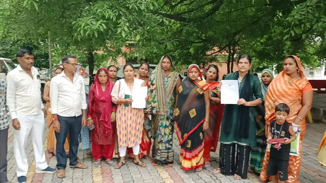 बहराइच: मनरेगा में महिला मेट की अनिवार्यता करें लागू, प्रदर्शन कर सौंपा ज्ञापन 