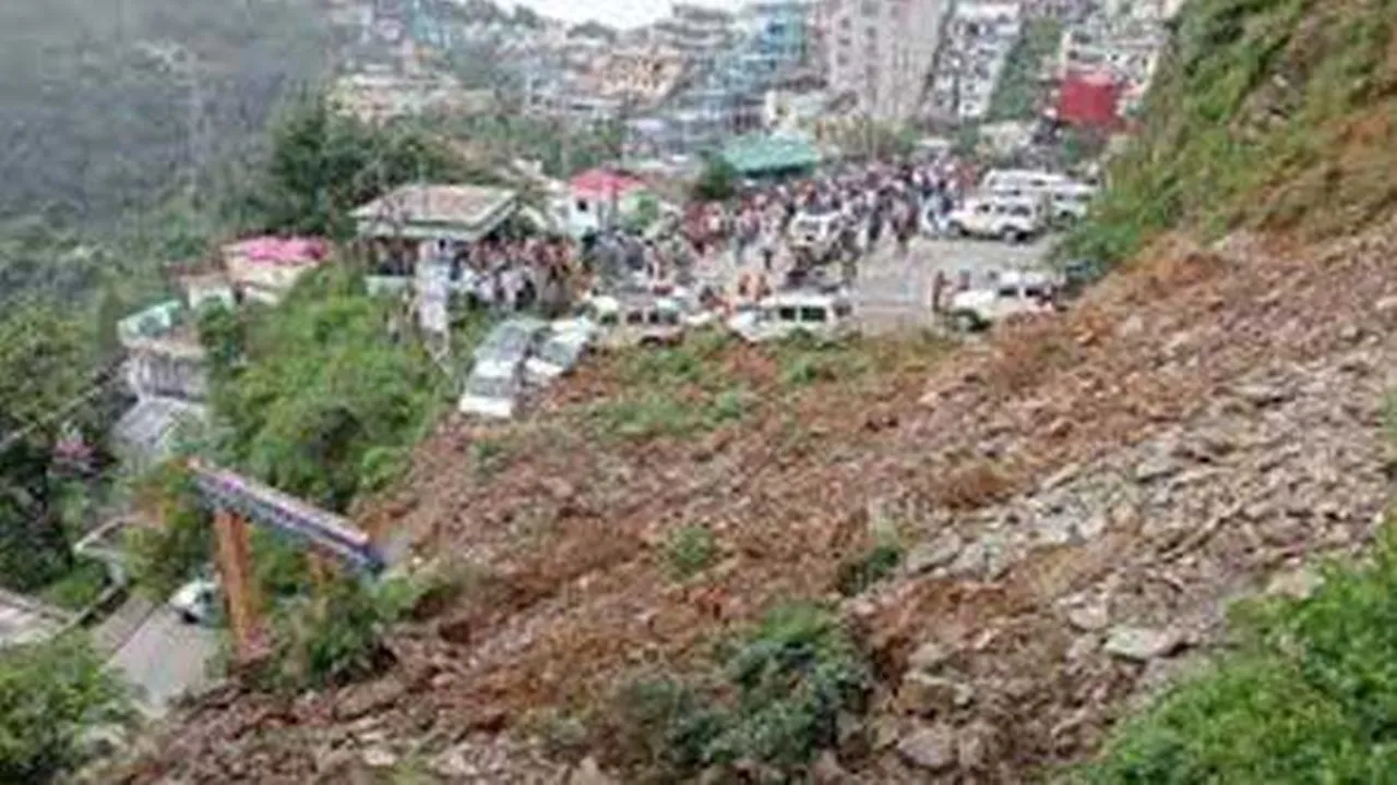 उत्तराखंड में भारी बारिश के बीच भूस्खलन, चार मजदूरों की मौत 