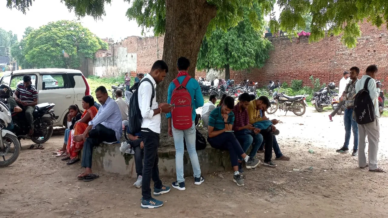 सिपाही भर्ती परीक्षा: कहीं अपनों का इंतजार, कहीं पढ़ते मिले अभ्यर्थी