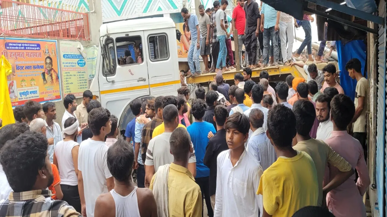बहराइच में खौफनाक हादसा: पोल तोड़कर मंदिर में घुसी ट्रक, दो की मौत, आधा दर्जन घायल.., देखें वीडियो 