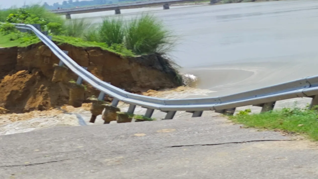 सीतापुर: शारदा नहर कटने से दर्जनों गांव जलमग्न, हजारों बीघा फसल तबाह