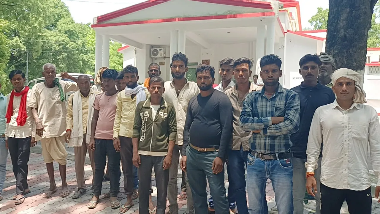 बहराइच: नदी की कटान में समाहित हो गए खेती और मकान, अब मुआवजा और आवास के लिए भटक रहे ग्रामीण 