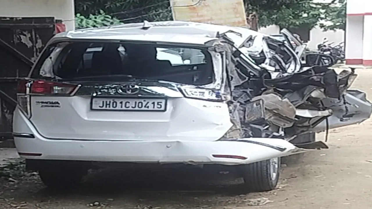 पूर्वांचल एक्सप्रेसवे पर खड़ी इनोवा को कंटेनर ने मारी टक्कर, गाजीपुर से उज्जैन जा रहे थे इनोवा सवार