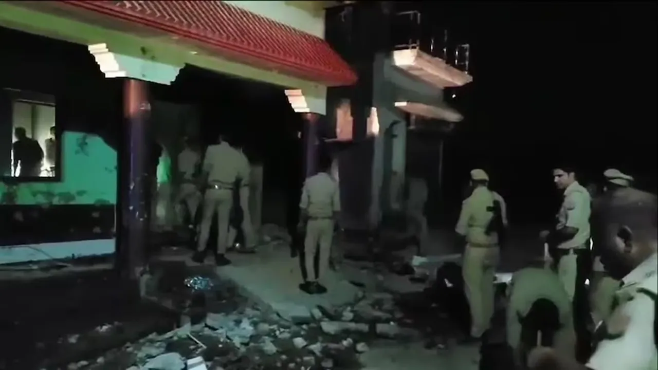 बरेली में बवाल: भीड़ ने युवती को ले जाने वाले युवक का घर जलाया, तीन पुलिसकर्मी निलंबित
