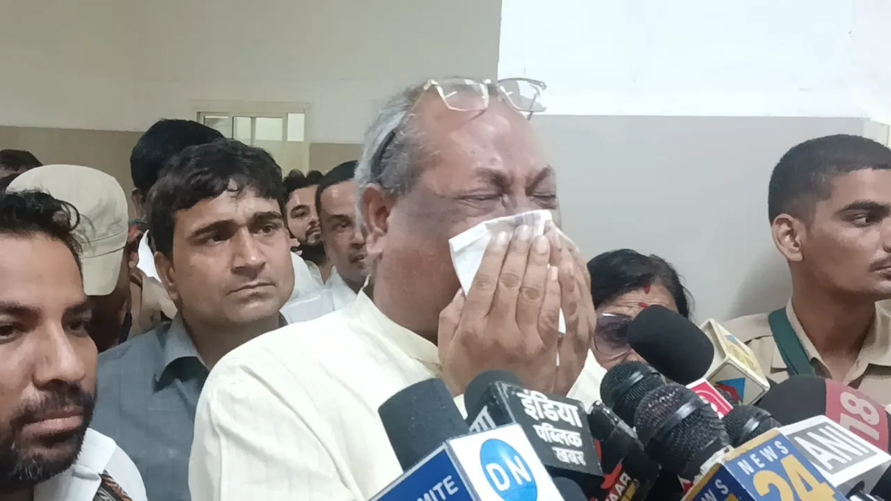 गैंगरेप पीड़िता से मुलाकात के बाद फफक कर रो पड़े मंत्री संजय निषाद, सपा-कांग्रेस पर लगाया यह बड़ा आरोप