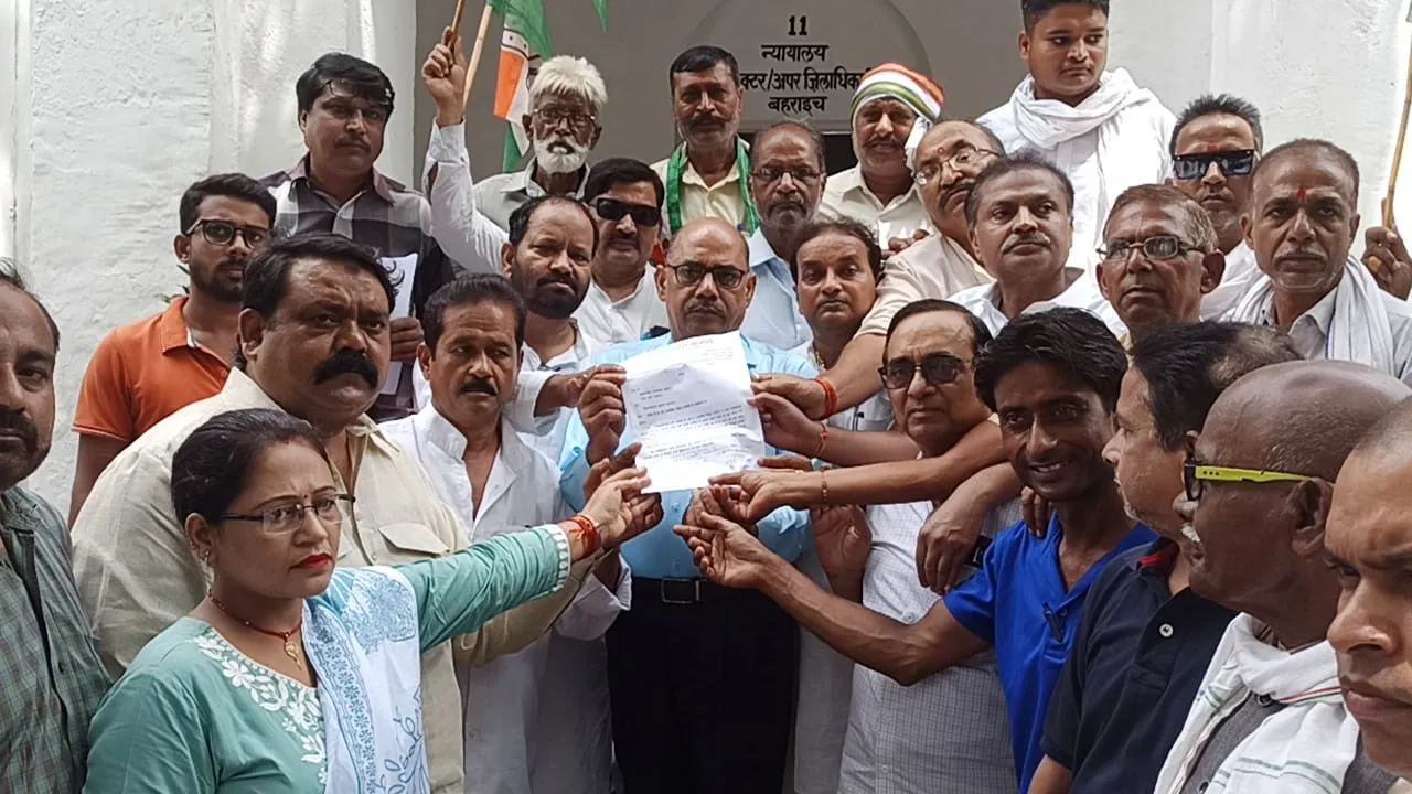 बहराइच: बिजली कटौती को लेकर कांग्रेसियों ने किया प्रदर्शन, डीएम को सौंपा ज्ञापन