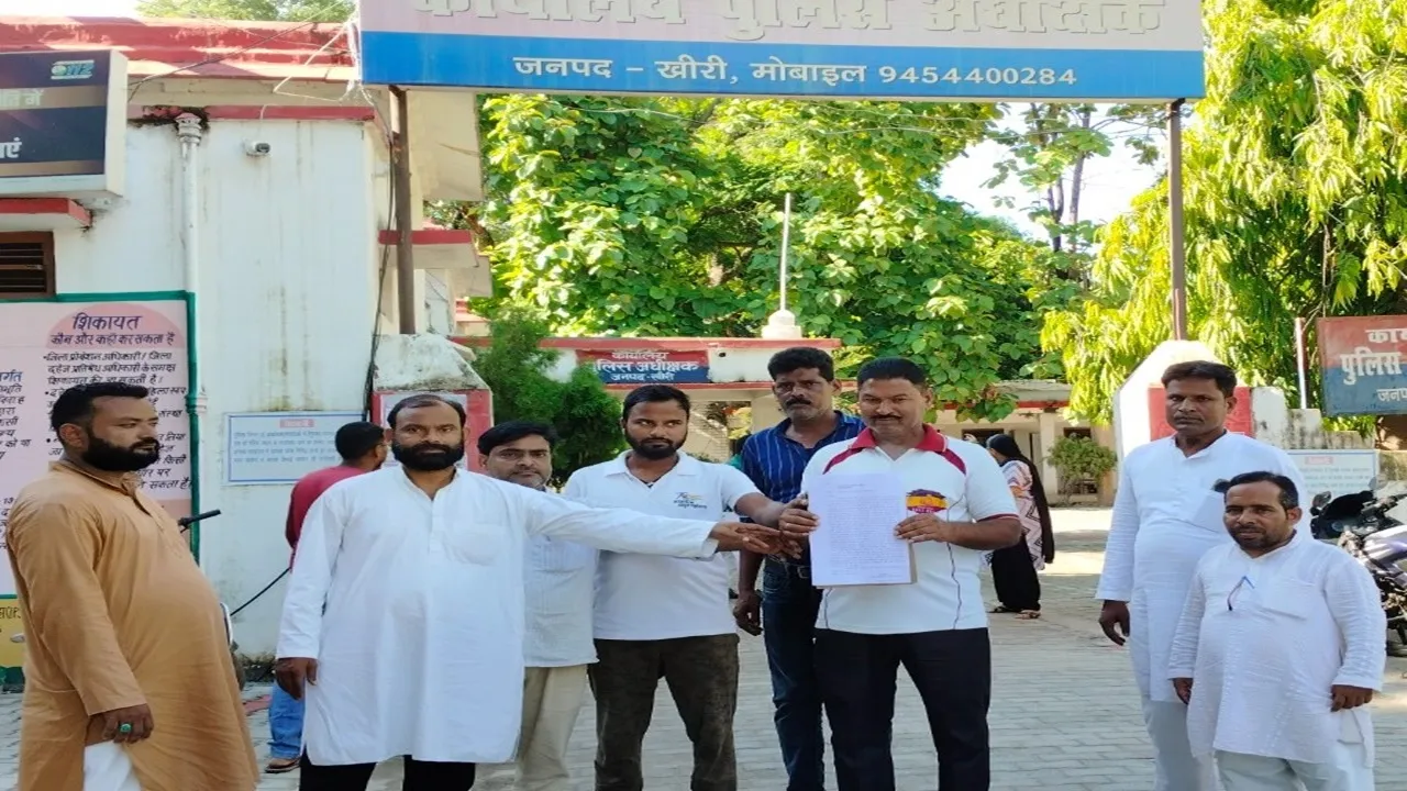 लखीमपुर खीरी: सभासदों का आरोप- नगर पंचायत अध्यक्ष के परिजन कर रहे दबंगई