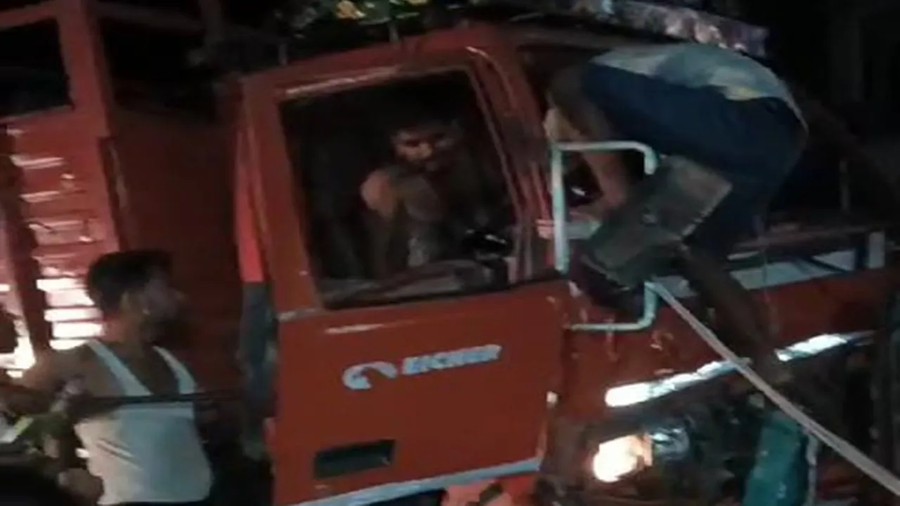 गोंडा: दुर्जनपुर घाट पर डीसीएम और पिकअप में जोरदार टक्कर, चालक समेत चार घायल, हालत गंभीर