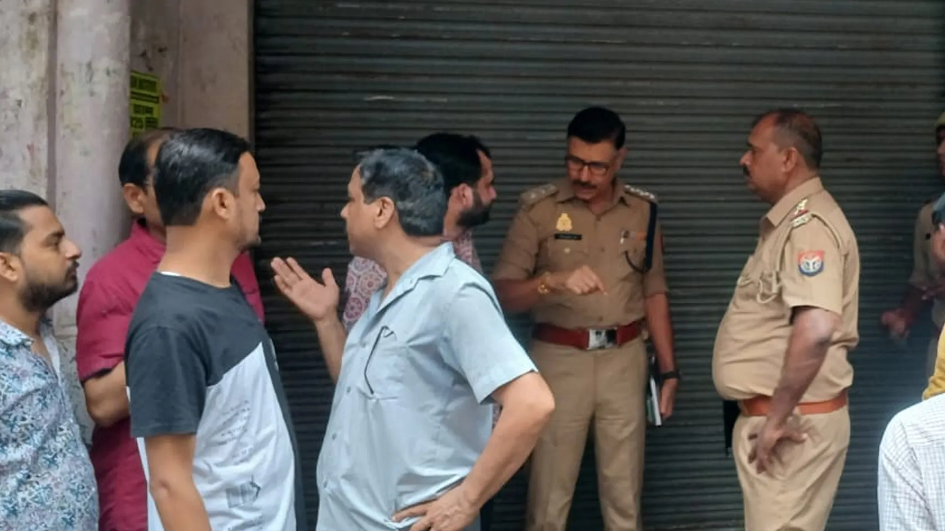 कासगंज : शटर काटकर कपड़े की दुकान में चोरी, जांच में जुटी पुलिस