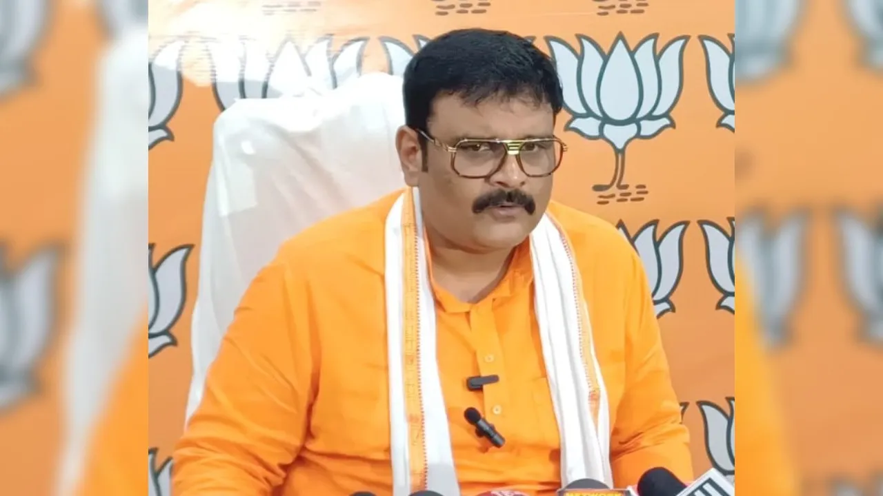 सुब्रत पाठक ने पूर्व ब्लाक प्रमुख की गिरफ्तारी पर दी प्रतिक्रिया, अखिलेश के बाद कन्नौज में नवाब को बताया बड़ा नेता