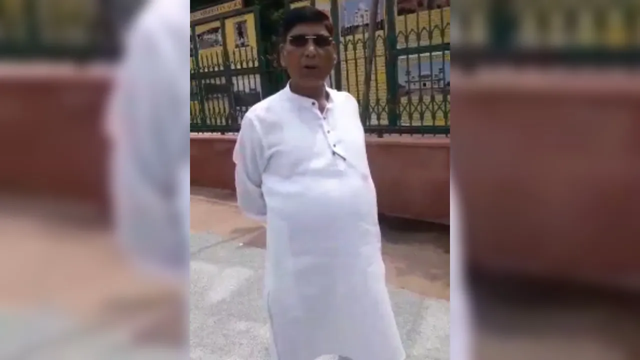 आगराः होर्डिंग पर छोटा फोटो देखकर बिफरे नेता जी...कार्यकर्ता के साथ बीच सड़क पर हुई कहासुनी, देखें- VIDEO 