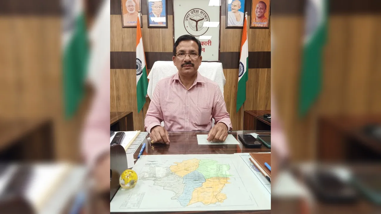 Jalaun News: गौशाला प्रबंधन व ई-घरौनी के लिए जिलाधिकारी को किया गया सम्मानित