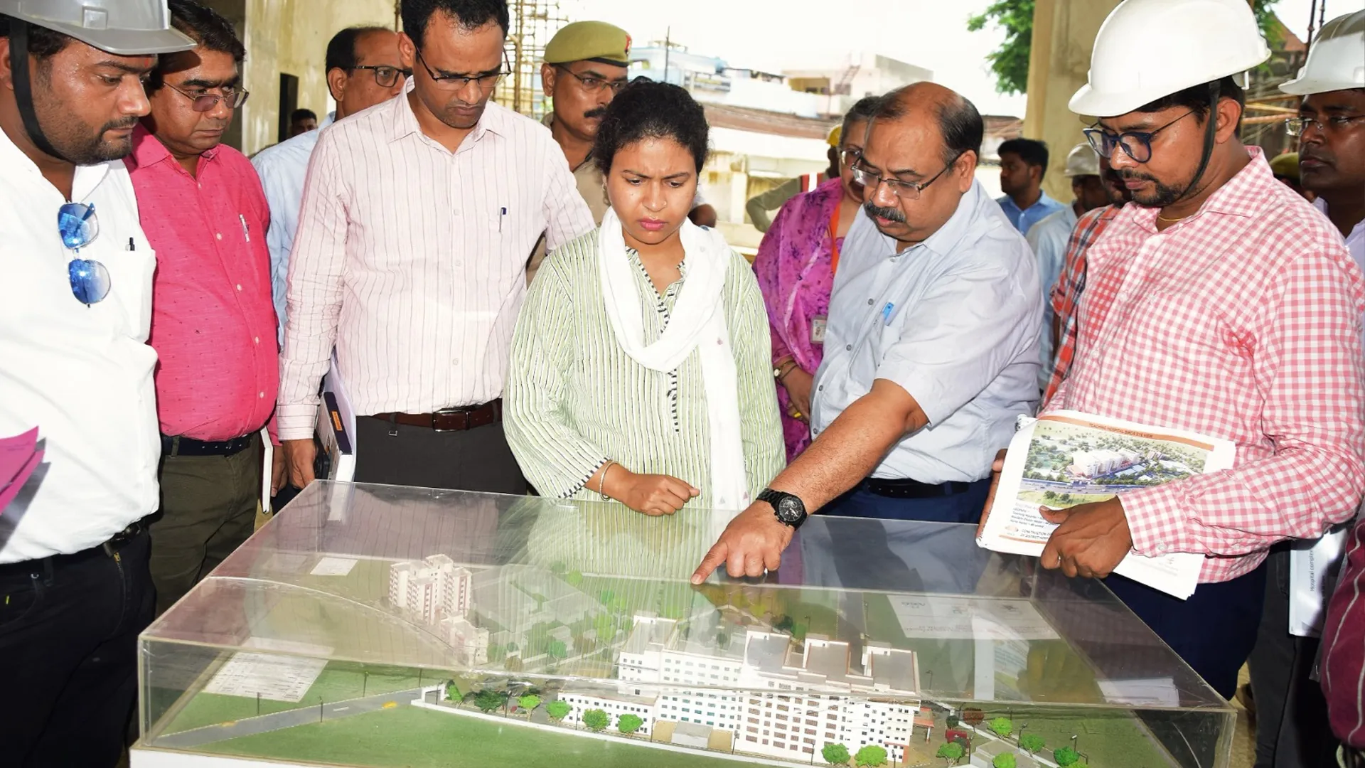 लखीमपुर खीरी: मेडिकल कॉलेज के निर्माण को जांचने पहुंचीं डीएम, सैंपल भरवाए
