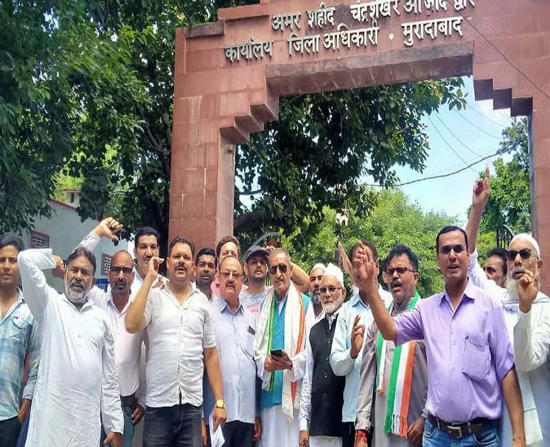 मुरादाबाद : 'दलितों व पिछड़ों के आरक्षण को लेकर भाजपा की नीयत में खोट', कांग्रेसियों ने कलेक्ट्रेट पर किया प्रदर्शन