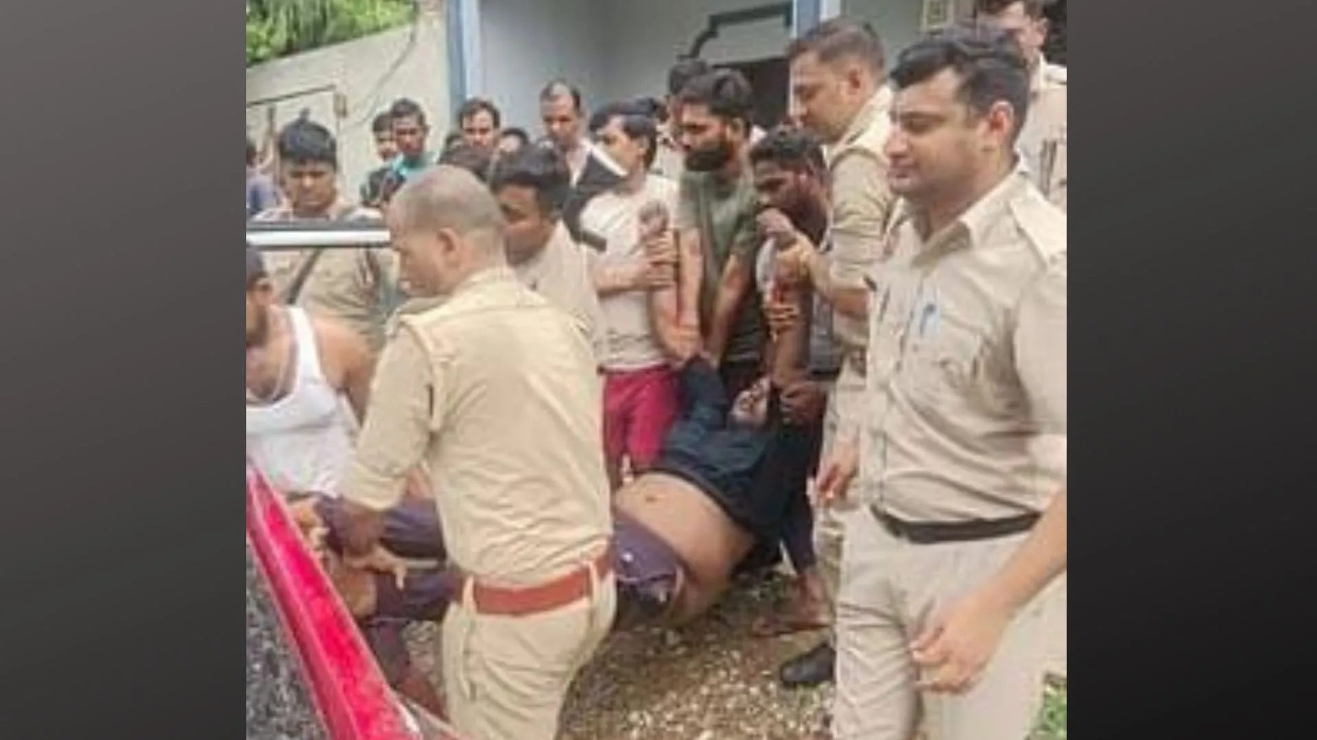 प्रतापगढ़: पुलिस कस्टडी से छूटकर कुएं में कूद गया गबन का आरोपी और फिर...