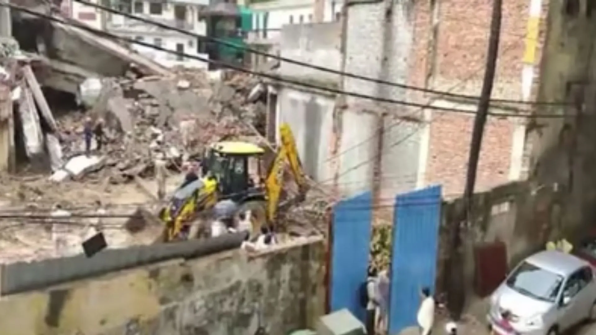 दिल्ली के मॉडल टाउन में दो मंजिला इमारत ढही, एक मजदूर की मौत और दो अन्य मजदूर घायल