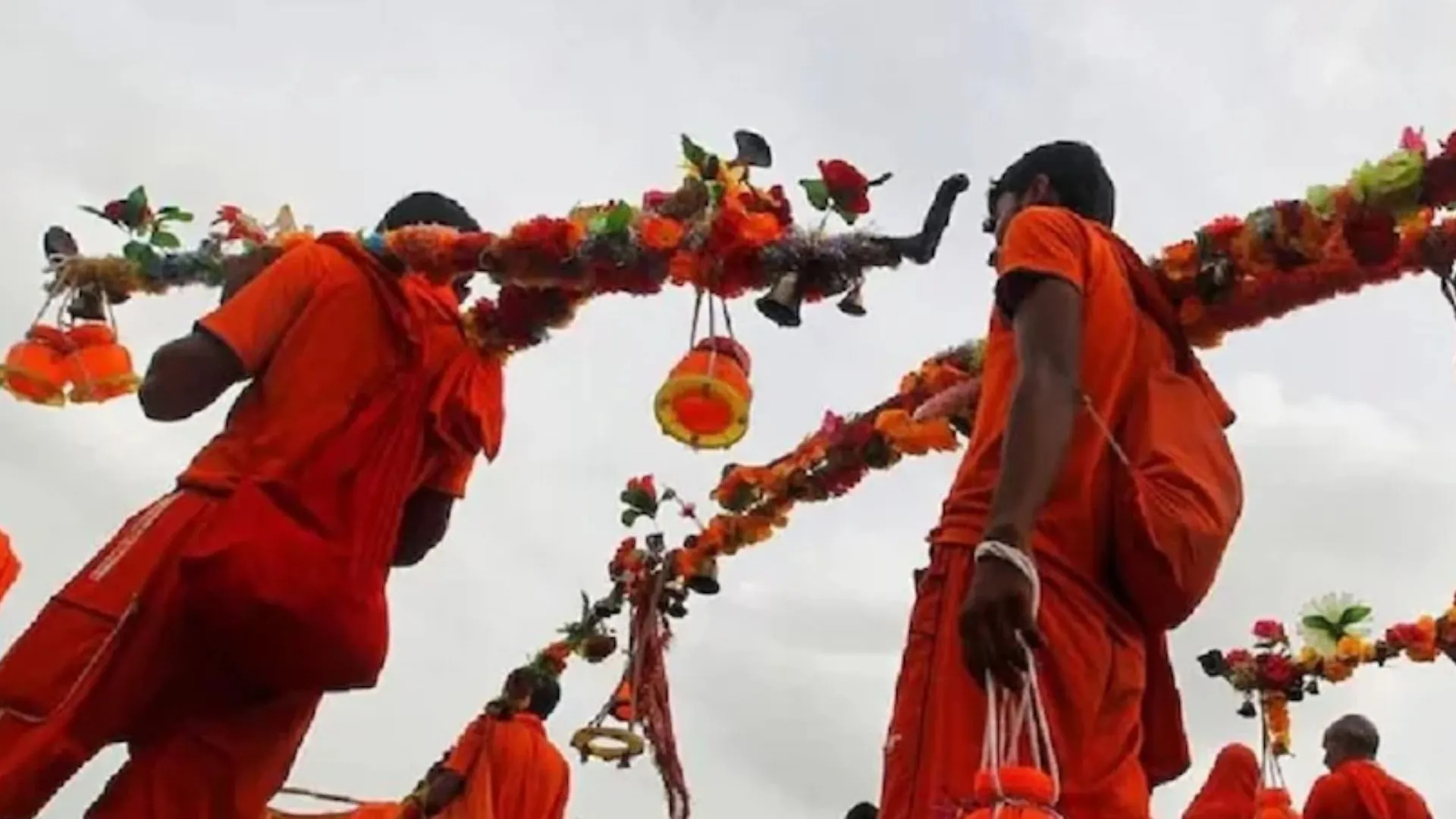 बदायूं: डीजे बजाने को लेकर कांवड़ियों का विरोध और पथराव, तीन घायल