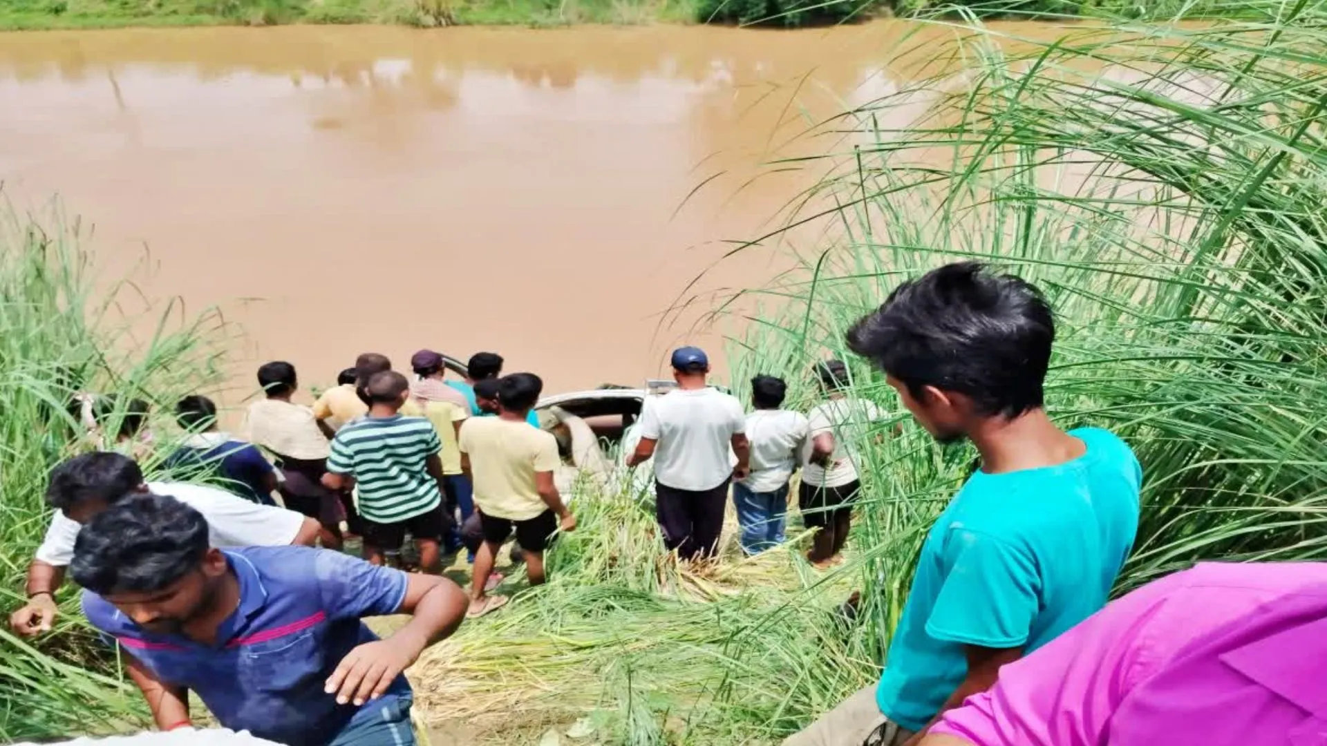 औरंगाबाद में कार नहर में पलटी, पांच लोगों की मौत...गुप्ताधाम से दर्शन कर लौट रहे थे सभी लोग