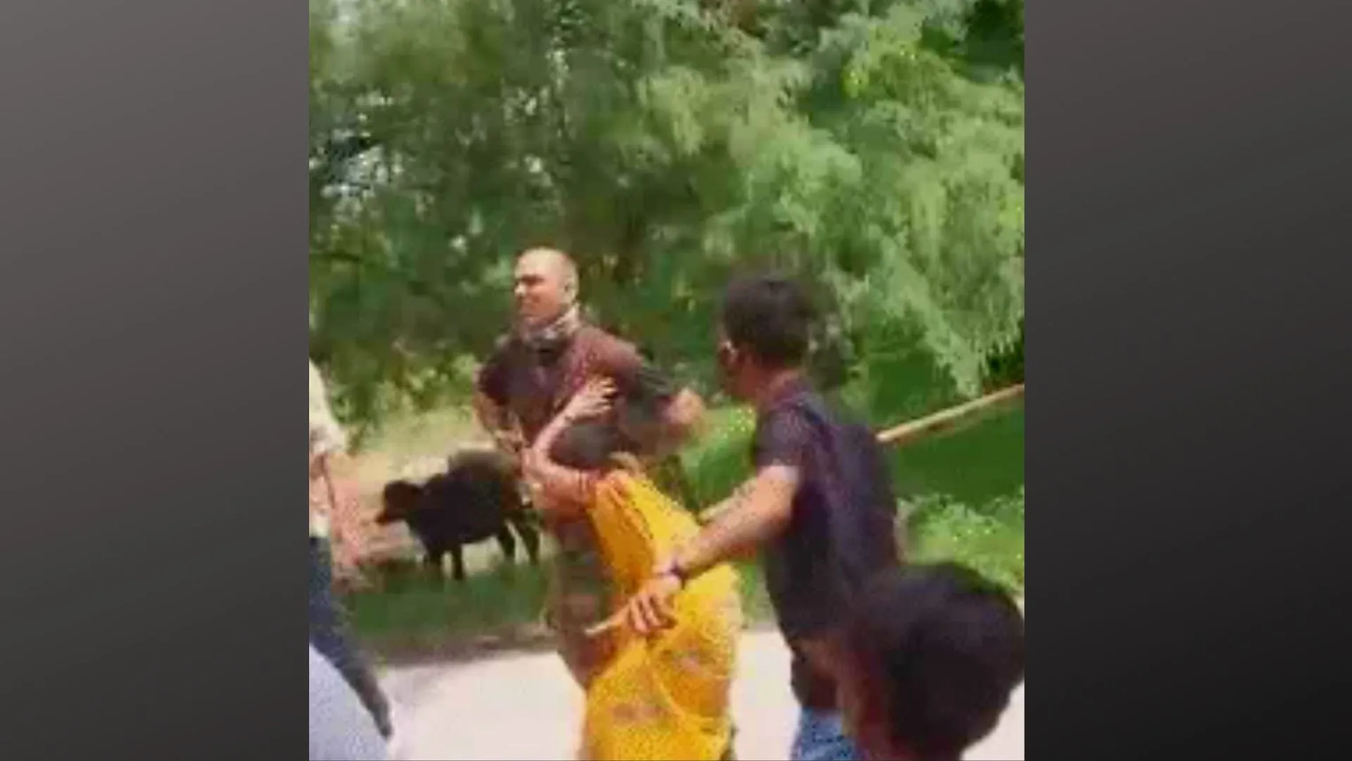 प्रयागराज: ससुराल पहुंचा पति, बंदूक की नोक पर पत्नी को घसीटते हुए ले गया घर