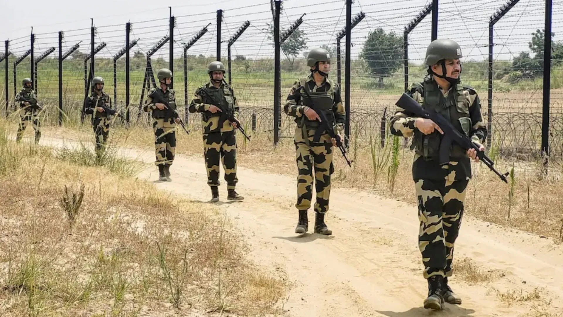 पश्चिम बंगाल: तस्कर ने BSF जवान पर खंजर से किया हमला, छह किलो सोना छोड़कर भागा 