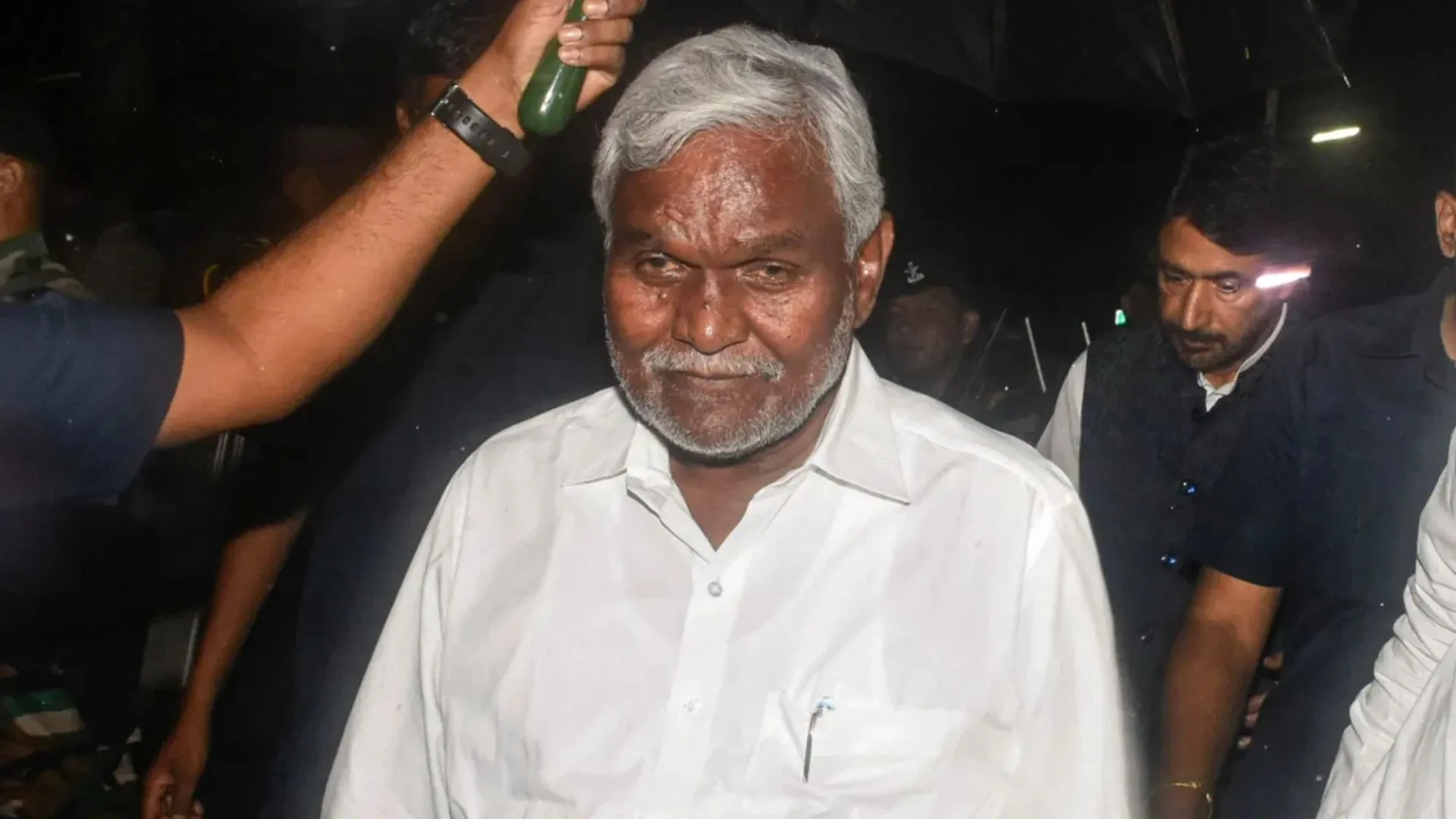 झारखंड के पूर्व मुख्यमंत्री चंपाई सोरेन के काफिले की गाड़ी दुर्घटनाग्रस्त, एक सुरक्षाकर्मी की मौत...पांच घायल 