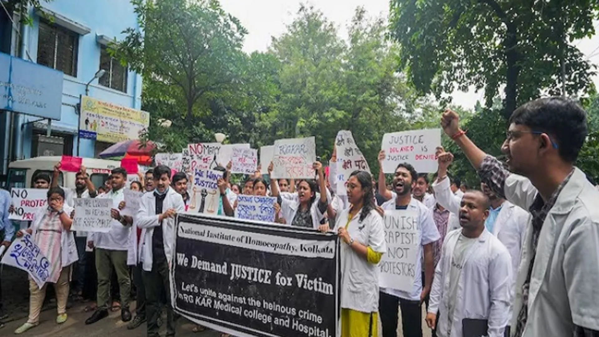 Kolkata Rape-Murder Case: AIIMS के चिकित्सकों ने SC की अपील व आश्वासन पर 11 दिनों से जारी हड़ताल की समाप्त 
