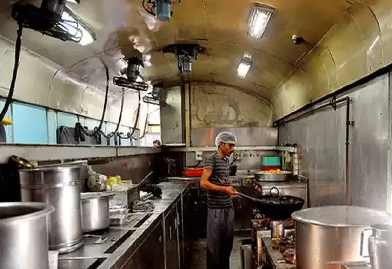 मुरादाबाद : रेलवे के बेस किचन में आर्टिफिशियल इंटेलिजेंस सेंसर लगवाने की तैयारी, यात्री करते हैं खराब खाने की शिकायत