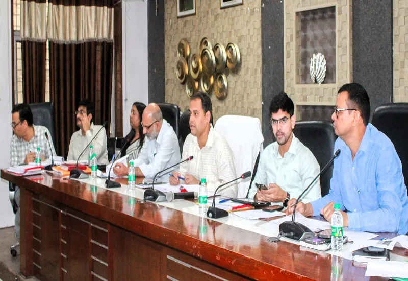 मुरादाबाद  मेडिकल स्टोर व क्लीनिकों पर औचक छापेमारी करें, न हो प्रतिबंधित दवा की बिक्री...DM ने दिए निर्देश