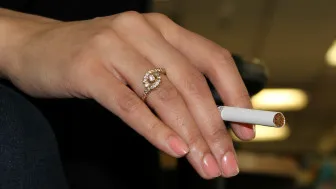 नैनीताल: दाे युवतियों का सिगरेट पीते हुए बनाया वीडियो, फिर पहुंचा मामला पुलिस के पास