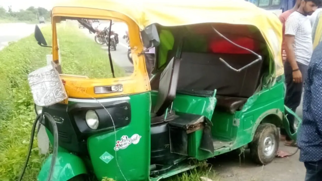 Etawah Accident: अनियंत्रित होकर पलटा ऑटो...दो बच्चों की मौत व दो घायल, हादसे के बाद परिजनों में चीख-पुकार