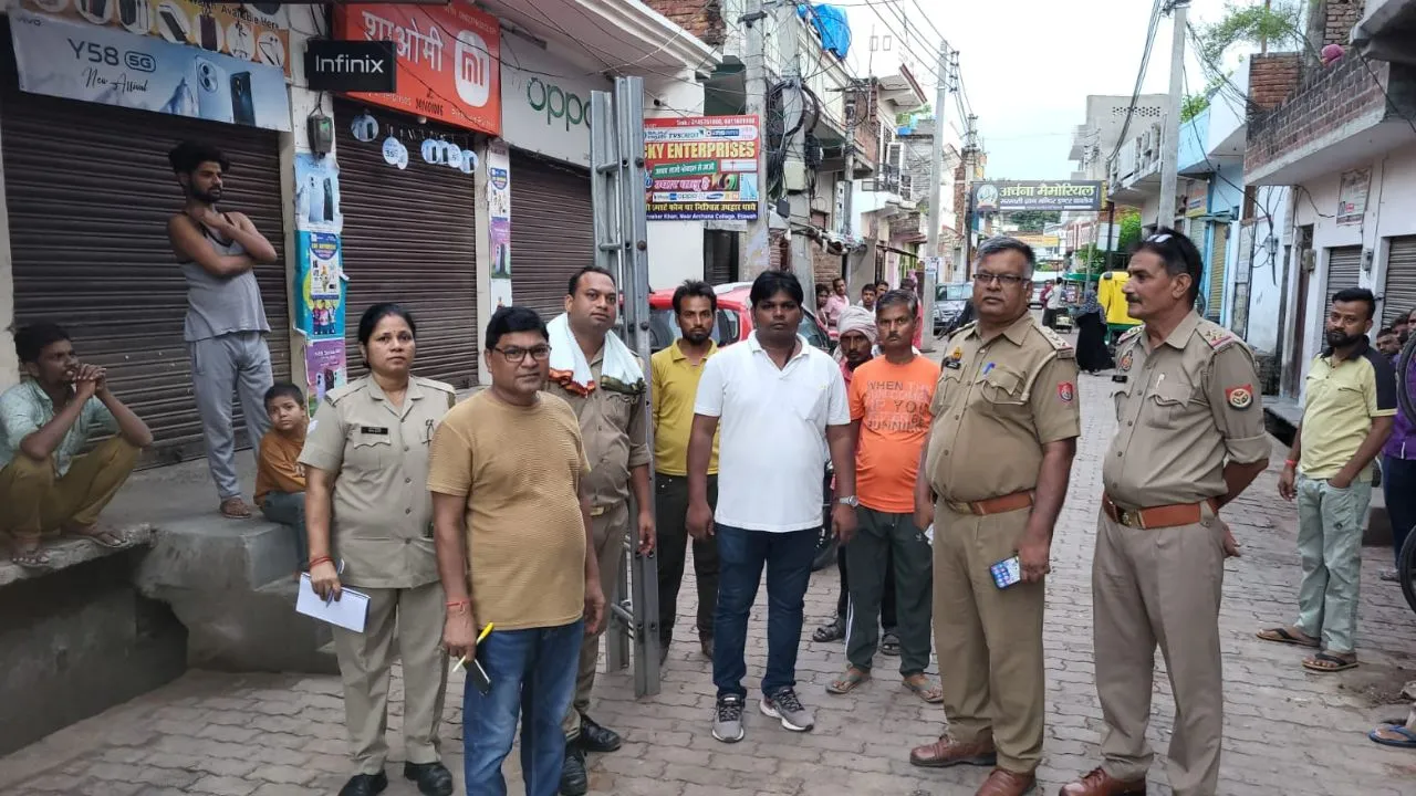 Etawah News: बिजली विभाग की मॉर्निंग रेड में चोरी करते मिले 10 उपभोक्ता...FIR दर्ज