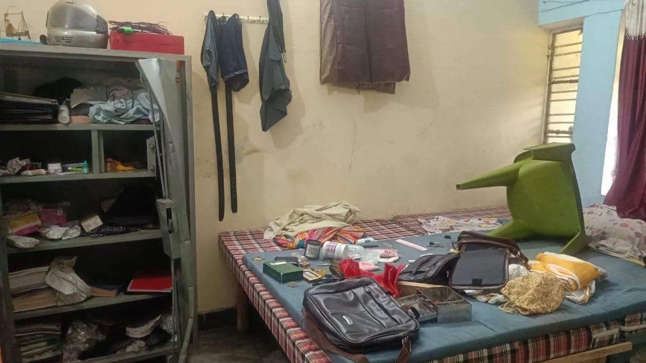 Etawah Theft: डाॅक्टर के घर से दिनदहाडे़ बीस लाख की चोरी...ड्यूटी पर गए थे दंपति, जांच में जुटी पुलिस