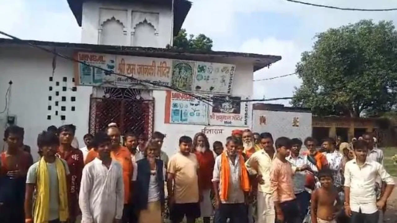Fatehpur News: अराजकतत्वों ने मंदिर की मूर्तियां तोड़ी...बजरंगियों और ग्रामीणों ने हंगामे करते हुए रोड किया जाम