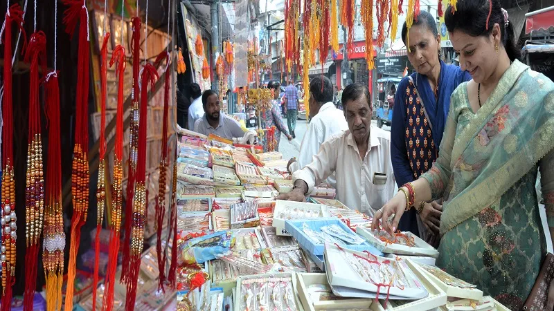 मुरादाबाद : रक्षाबंधन को लेकर बाजारों में रौनक, 20 रुपये से लेकर 800 रुपये तक की बिक रही राखियां