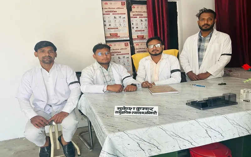 मुरादाबाद : ऑनलाइन रिपोर्टिंग बंद, काली पट्टी बांधकर कम्युनिटी हेल्थ ऑफिसर्स का प्रदर्शन