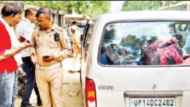 मुरादाबाद : नौनिहालों की जान जोखिम में डालकर स्कूल भेज रहे अभिभावक, जिम्मेदार अनजान