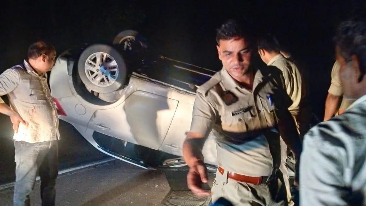 Kanpur Accident: घाटमपुर इंस्पेक्टर की कार अन्ना मवेशी से टकराकर पलटी...बाल-बाल बचे इंस्पेक्टर 