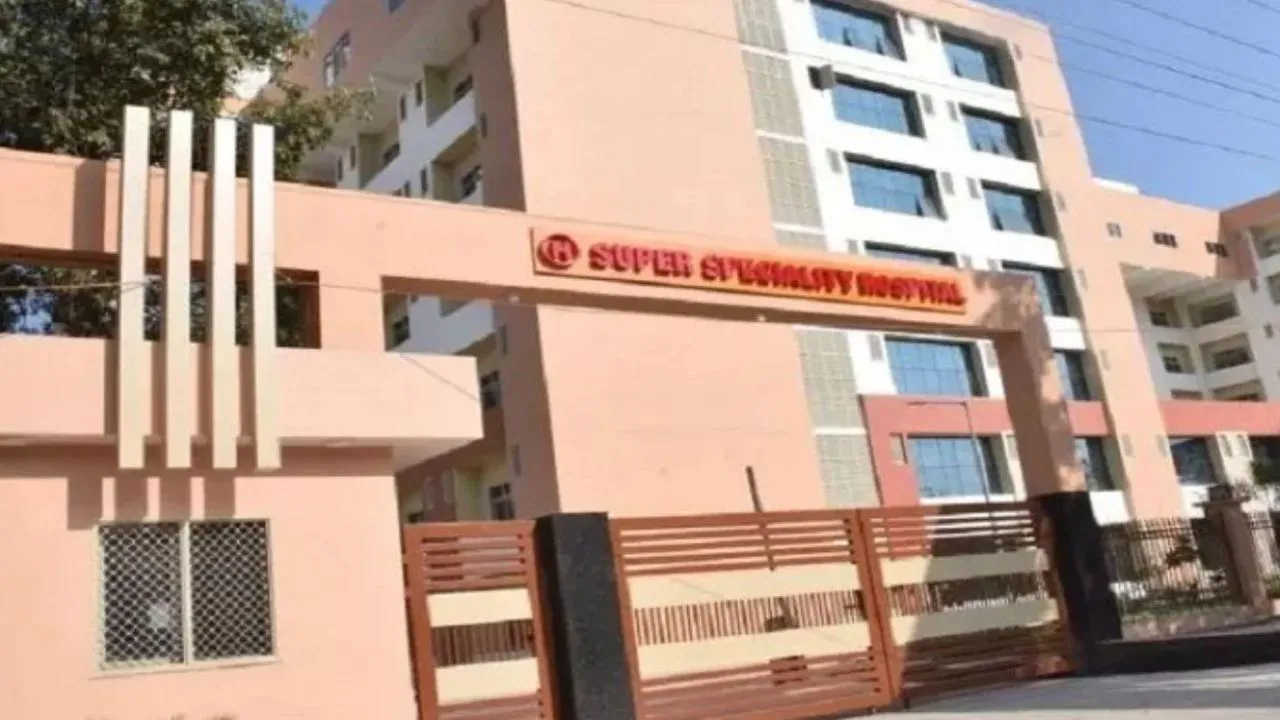 Kanpur: GSVSS PGI में डॉक्टरों ने आधुनिक विधि से निकाला सिर से गेंद बराबर ट्यूमर...महिला का आधा हिस्सा नहीं कर रहा था काम