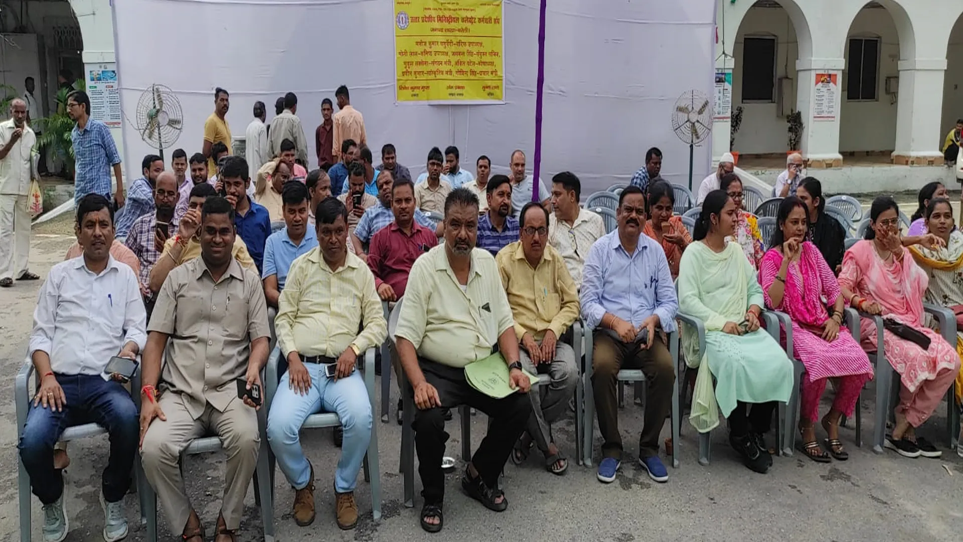 बरेली:कलेक्ट्रेट पर बाबूओं की हड़ताल...सभी कार्यालयों पर लटका ताला तो फरियादी परेशान