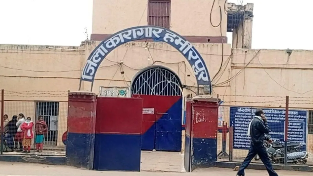 Hamirpur News: जिला कारागार में निरुद्ध बंदी फांसी पर झूला...जेल प्रशासन में मचा हड़कंप, बच्ची की दुष्कर्म के बाद की थी हत्या  