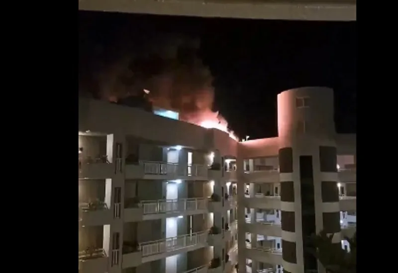 ऑस्ट्रेलिया में हेलीकॉप्टर होटल की छत पर गिरा, पायलट ने जान देकर बचाई 400 जिंदगियां...देखें VIDEO 