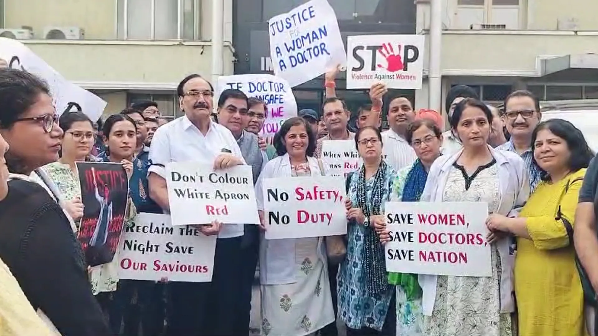 बरेली : डॉक्टरों ने हड़ताल कर भरी वी वान्ट जस्टिस की हुंकार, निकाला मार्च