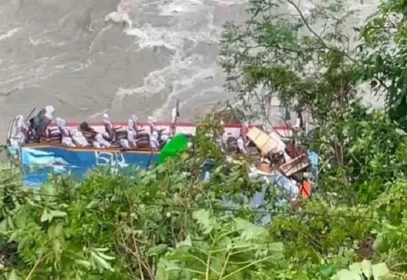 नेपाल में बड़ा हादसा, पोखरा से काठमांडू जा रही  यूपी नंबर की भारतीय बस नदी में गिरी, 14 यात्रियों की मौत...घटना का सीएम योगी ने लिया संज्ञान