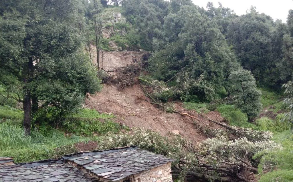 चमोली के पगनों गांव में भारी बारिश से जन-जीवन अस्त-व्यस्त