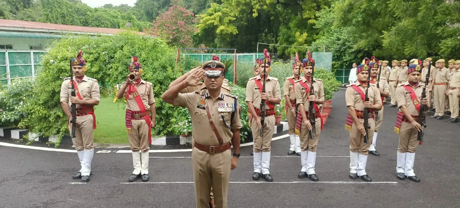 Kanpur: स्वतंत्रता दिवस पर पुलिस आयुक्त अखिल कुमार ने किया ध्वजारोहण, स्वतंत्रता सेनानियों को किया याद
