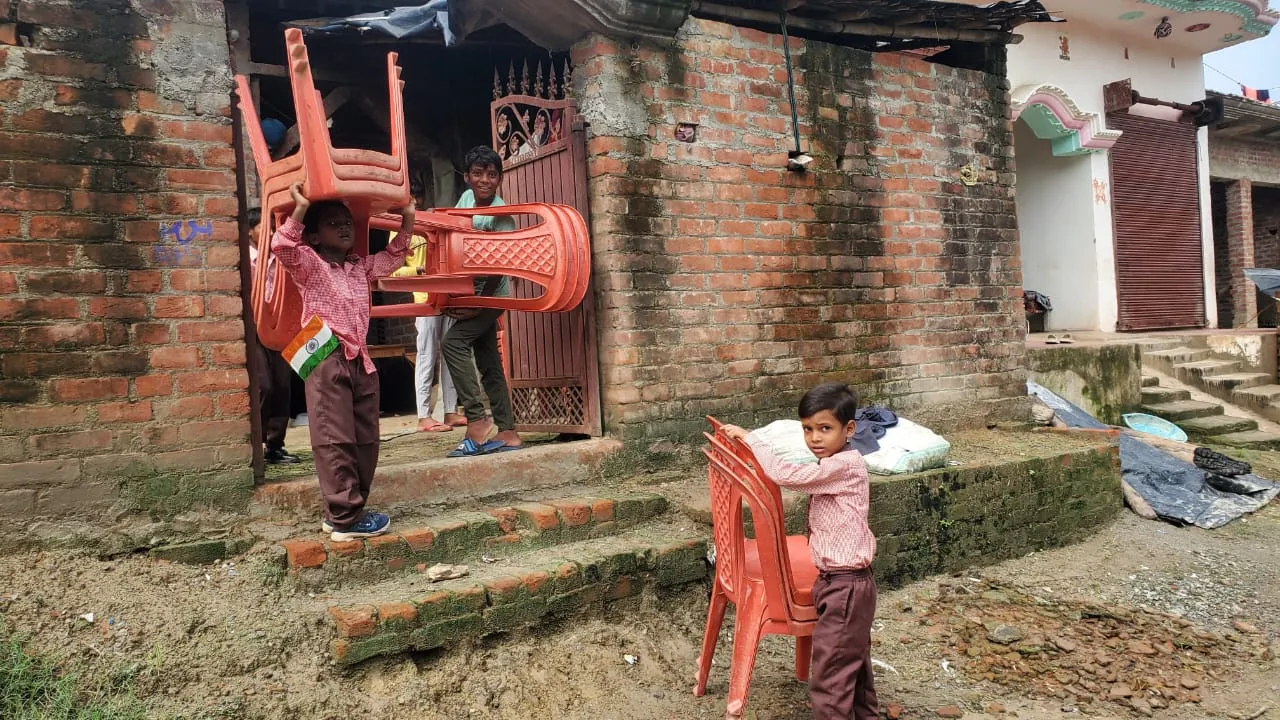 Unnao: कमर पर तिरंगा सिर पर कुर्सियां, नौनिहाल मना रहे आजादी का पर्व