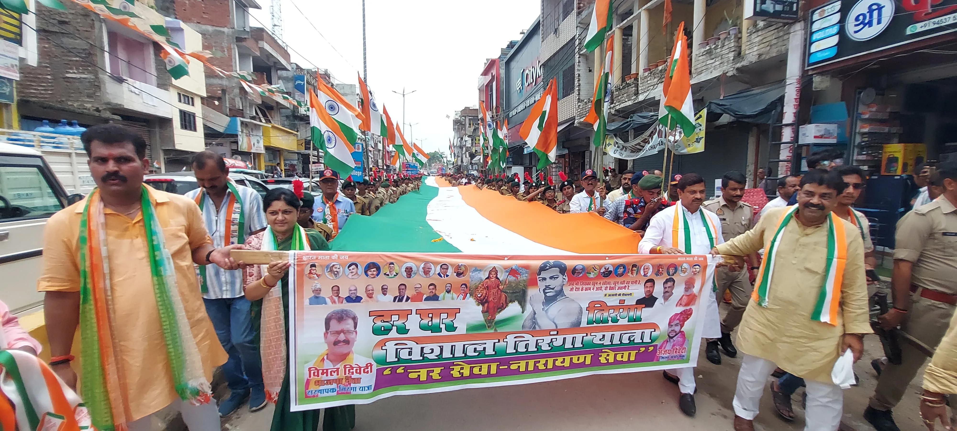Unnao News: आर्मी बैंड की देशभक्ति धुन पर निकली 151 मीटर तिरंगा यात्रा...वीर नारियों का हुआ सम्मान