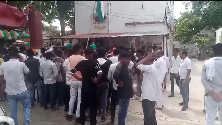 Fatehpur News: हथगाम में तिरंगा फहराने को लेकर बवाल...आठ गिरफ्तार, सैकड़ों की संख्या में थाने पहुंचे बजरंगी