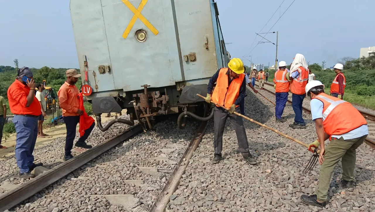 Sabarmati Express Derail: तस्वीरों में देखे Kanpur में हुआ ट्रेन हादसा, सहम गए यात्री, कुछ ऐसा था नजारा...