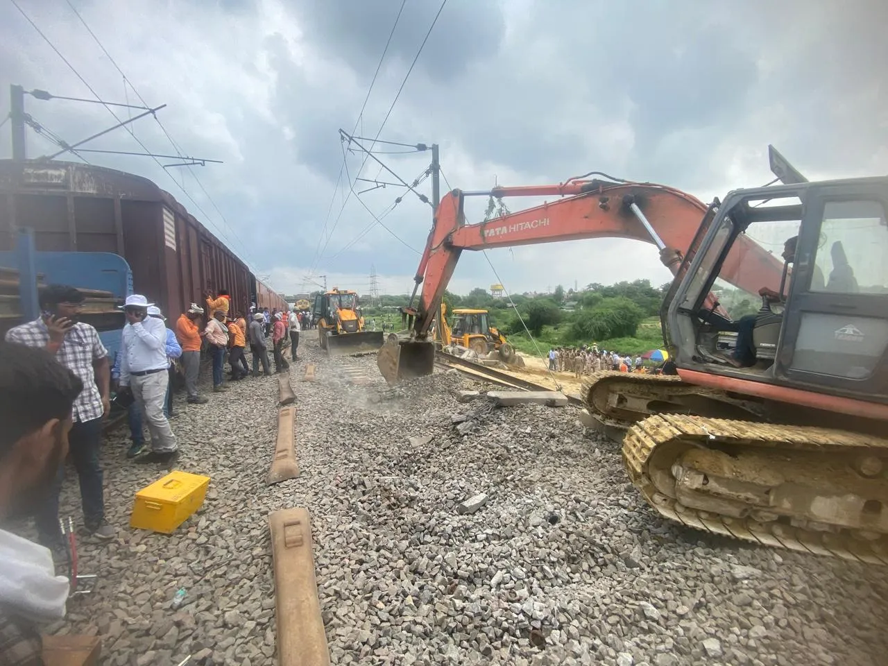 Sabarmati Express Derail: 16 क्षतिग्रस्त बोगियों को JCB  से ट्रैक के नीचे खंती में फेंका...रेलवे ने जल्दी यातायात बहाल के लिए की ये व्यवस्था